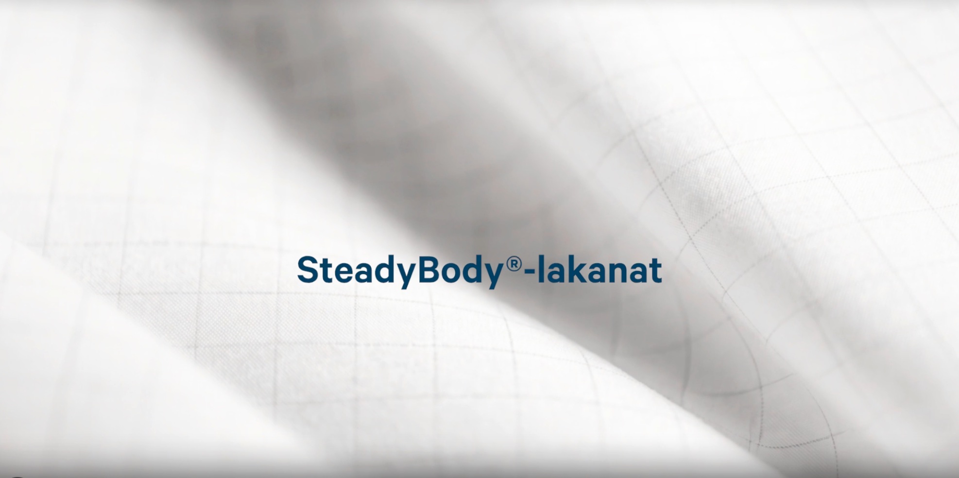 Kuvakaappaus SteadyBody-kampanjavideosta: Seedancella tuotettua valkoista lakanakangasta ja videon otsikko.